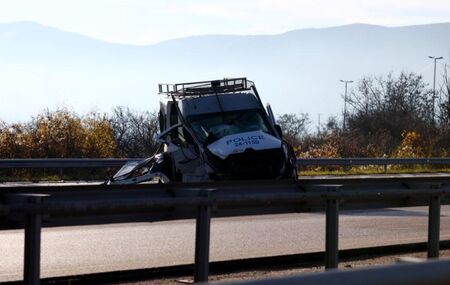 Водачът на буса който се вряза в микробус на жандармерията