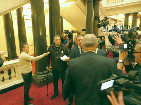 Тежък скандал в кулоарите на парламента: НСО в схватка с Жоро Боеца, късат протестен плакат (ВИДЕО)