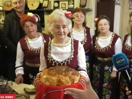 С пити и постни ястия ще посрещнат Илон Мъск в Белоградчик, баби искат и да му пеят