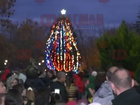 Коледният дух завладя Пловдив, 15-метрова елха грейна до СУ „Черноризец Храбър“