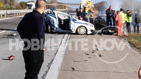 Тежка катастрофа между патрулка и лека кола на АМ "Тракия", ранени са двама полицаи (СНИМКИ)