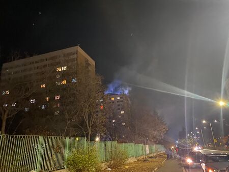 Извънредно! Голям пожар в студентския кампус в Бургас, горят два етажа от общежитията