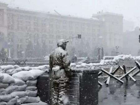 Обилен сняг в Киев, милиони украинци са без ток, парно и вода, руските удари продължават