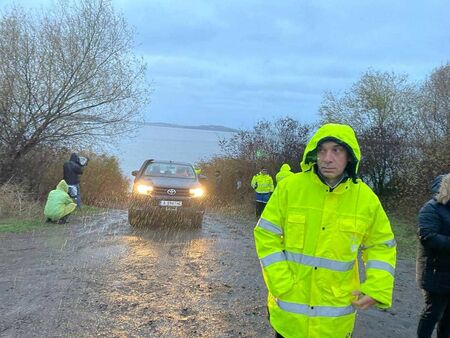 Намериха дрехи и вещи край езерото „Мандра“, проверяват дали са на рибарите Ивелин и Петър