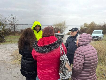 Кметът Димитър Николов дава последна информация на жените на издирваните и майката на един от тях
