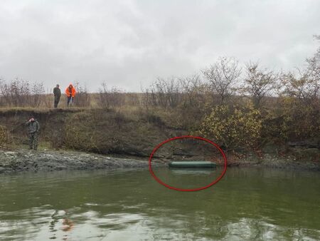 Лодката е намерена на около 1,5 км. от предполагаемото място, където са влезли двамата мъже