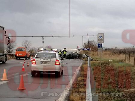 Тежка катастрофа между БМВ и катафалка е станала на входа