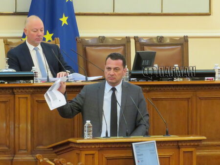 Областният управител на Хасково е изпратил заплашителни есемеси на депутатка.