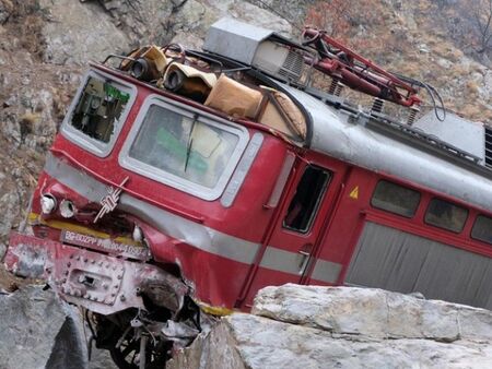 Машинистът на влака е бил затиснат в локомотив Пътнически влак