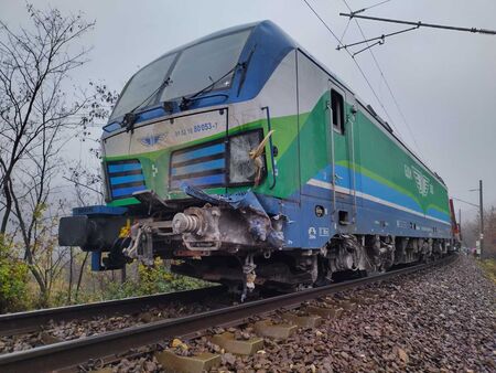 Скала удари пътническия влак за Бургас, има пострадал (снимки)