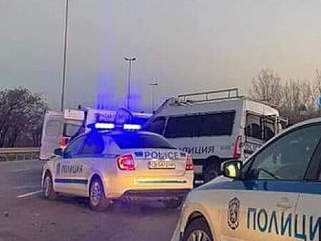 Джип с мигранти се преобърна след гонка с полицията на пътя Елхово-Бургас, пострадаха бременна жена и дете