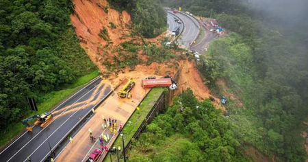 Свлачище погълна магистрала в Бразилия, десетки са в неизвестност