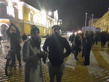 Лена подкрепи Кирил и Асен на протест пред парламента