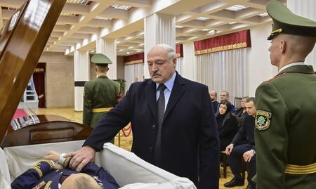 Нова мистериозна смърт - почина беларуският министър на външните работи