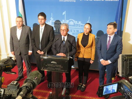 Държавата да поеме временно контрола върху Лукойл по примера на