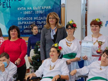 Първата дама Десислава Радева поведе хоро и показа, че много обича родния Бургас (ВИДЕО)