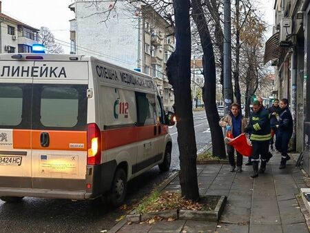 Пожарна и линейка са пред жилищна сграда на бул. "Христо Ботев" в Бургас, изнесоха жена на носилка