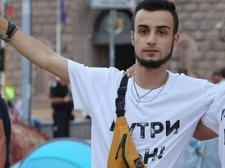 Само на 20 години почина знаково лице от протестите - Павел от Бургас