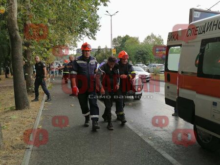 Спипаха група мигранти с линейка в Бургаско, облекли се като медици