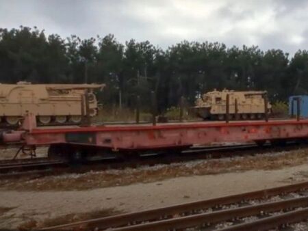 Влак с военна техника на НАТО дерайлира в Гърция