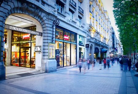 Търговски вериги в Европа намаляват отоплението в магазините и спират осветлението на витрините