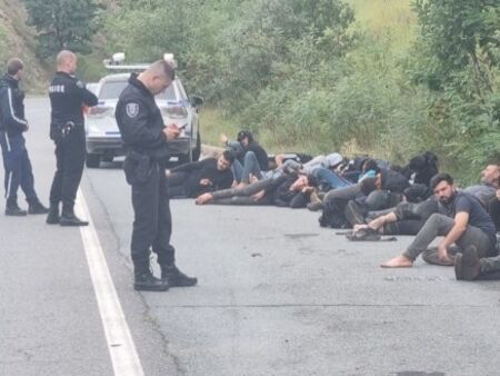 Задържаха 12 нелегални мигранти на АМ "Тракия" край Сливен