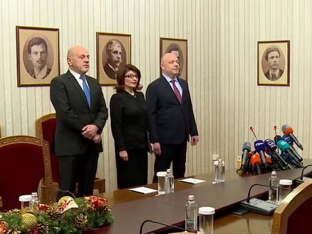 ГЕРБ-СДС изненадващо номинираха неврохирурга Николай Габровски за премиер.
Гледайте тук: Очаквайте