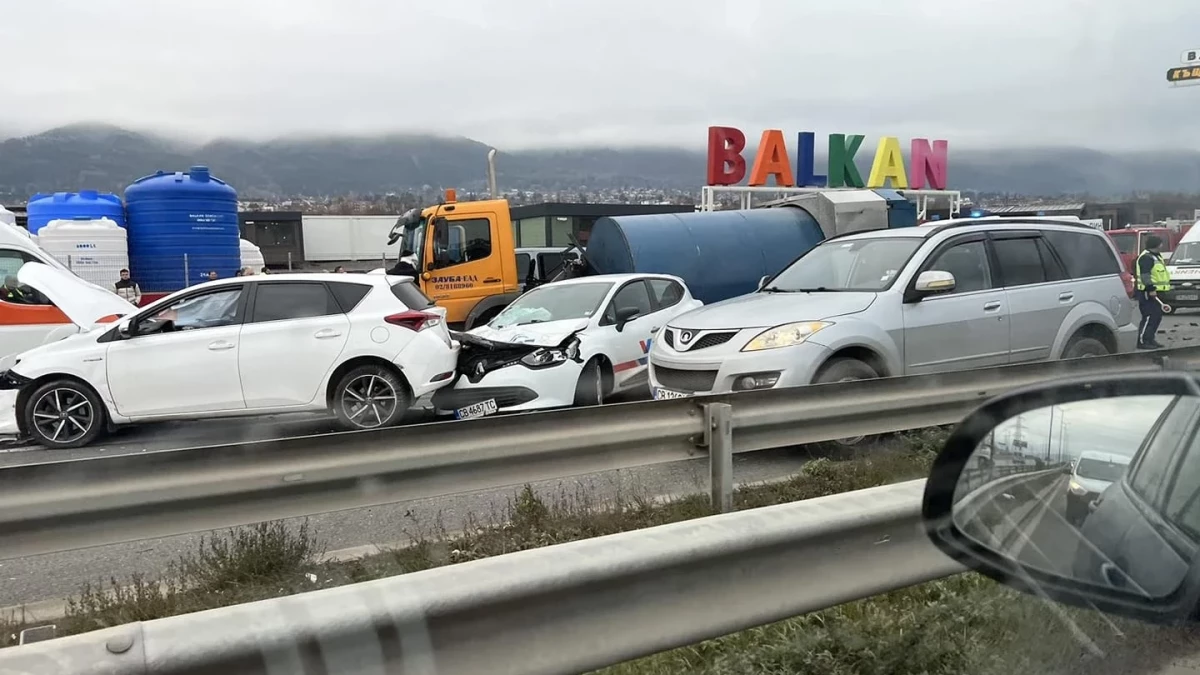 Верижна катастрофа с 10 коли и два тира на Околовръстното в София, има пострадали