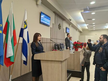 НА ЖИВО от празничния Никулден: Кметът Димитър Николов награждава осем заслужили бургазлии