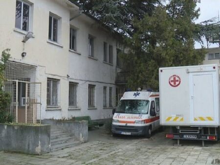 80 бона сметка: Спират тока на Белодробната болница