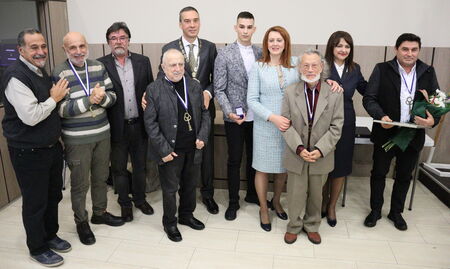 ОбС Бургас награди заслужили съграждани на тържествената сесия на местния