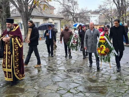 С литийно шествие и празничен курбан Приморско отбеляза Никулден (СНИМКИ)