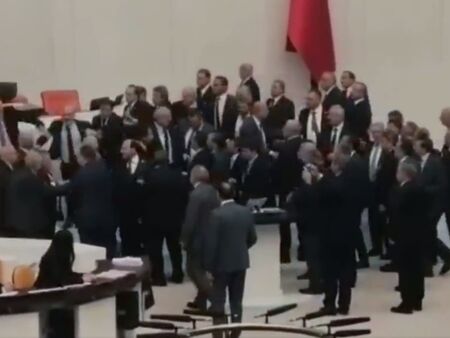 Депутатите в Турция се сбиха за бюджета, един завърши в интензивното