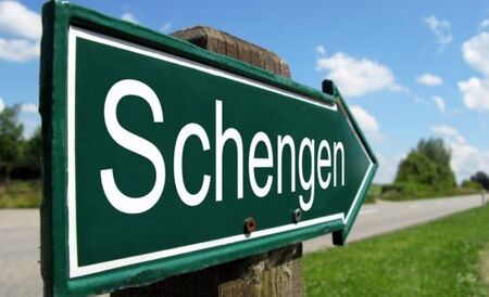 ... Борянка хапваше суджук, и тихо пръдна в полумрака: Народният гений роди стих за Шенген