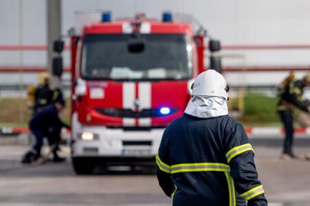Пожар в автокъща в София, има изгорели коли