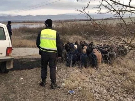 Екшън на АМ "Тракия": Задържаха 70 мигранти, натикани в бус