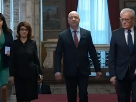 Проф. Габровски готов с кабинета, връща папката с изпълнен мандат