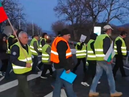 Протест! Жители на наводнените села блокираха Подбалканския път