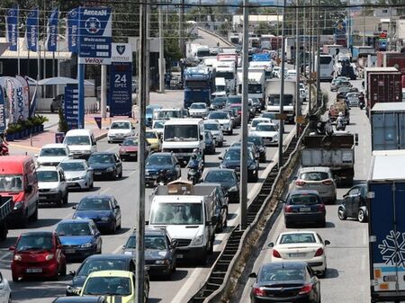 Гърци заменят колите си с мотори, за да намалят разходите