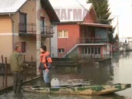 Наводнения в Босна и Херцеговина, порои разрушиха пътища и отнесоха мостове