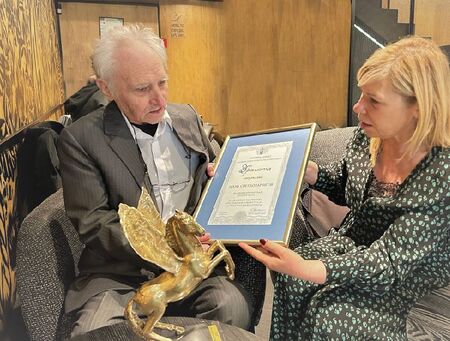 Проф. Светлозар Игов получи лично своята бургаска литературна награда "Златен пегас"