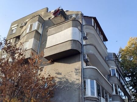 Защо този човек си бетонира балкона
