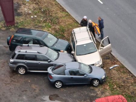 Ударени са 3 автомобила Джип се заби в паркирани край