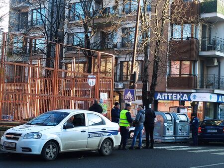 Извънредно! Полиция претърсва кола на дирекция „Околна среда” в Бургас (ОБНОВЕНА)