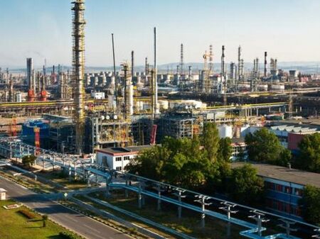 Експерти: Бензинът ще стане златен, ако българската рафинерия спре