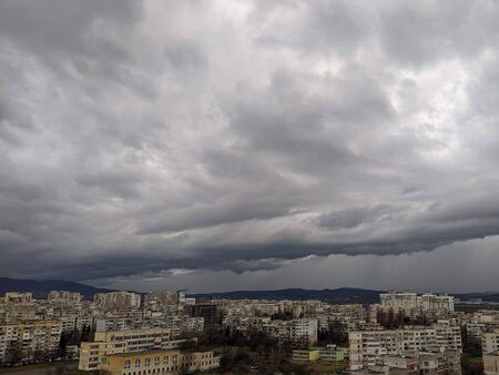 Стихията нахлу в България, гръмотевични бури удариха поне 6 града