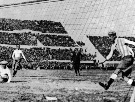 Първото световно по футбол през 1930 г – счупени крака и избити зъби на полуфинала Аржентина – САЩ