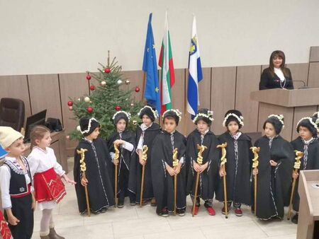 Коледарчета от ДГ "Радост" поздравиха общинските съветници в Бургас