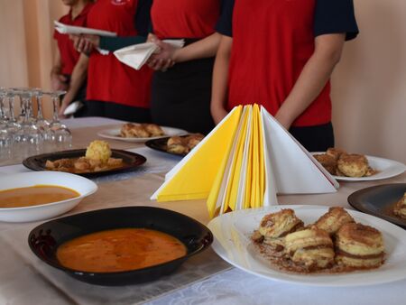 Учениците от ПГТ „Алеко Константинов“ – Поморие дариха над 300 порции топъл обяд на нуждаещи се