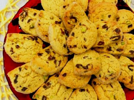 Рецепта за маслени бисквити с фурми и шамфъстък